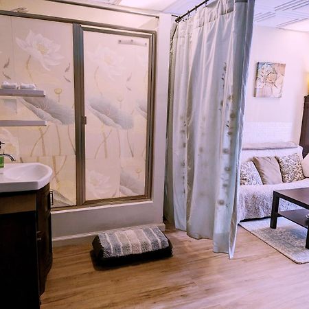 Uptown Area, Cozy King Suite, Quiet And Private, Free Parking, Walk To Restaurants Charlotte Exterior foto