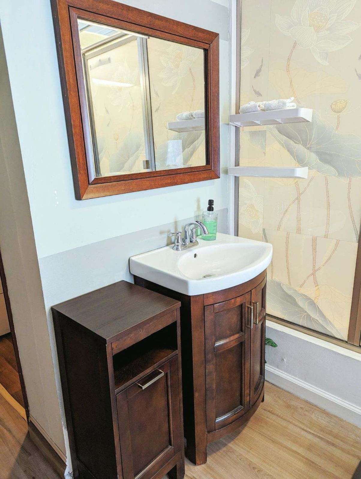Uptown Area, Cozy King Suite, Quiet And Private, Free Parking, Walk To Restaurants Charlotte Exterior foto